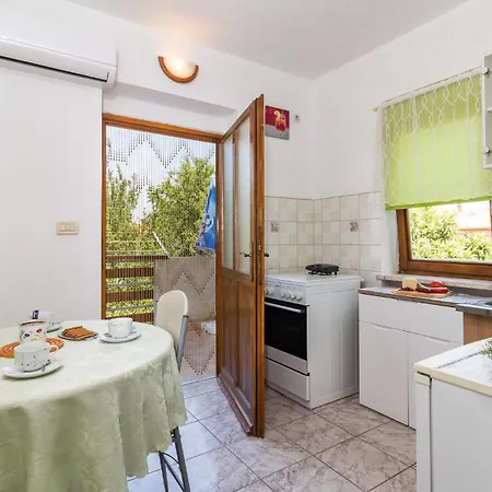 Apartman Lovely In With Wifi Valbandon