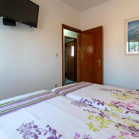 Apartman Lovely In With Wifi Valbandon