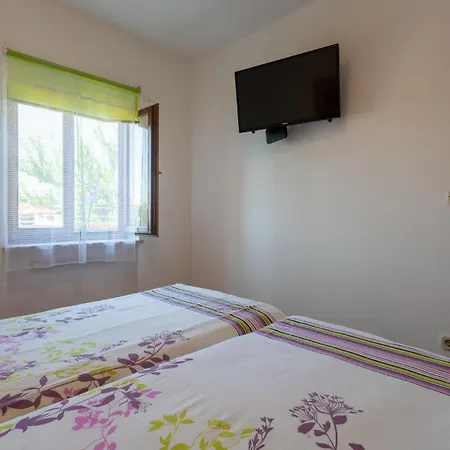 Apartman Lovely In With Wifi Valbandon